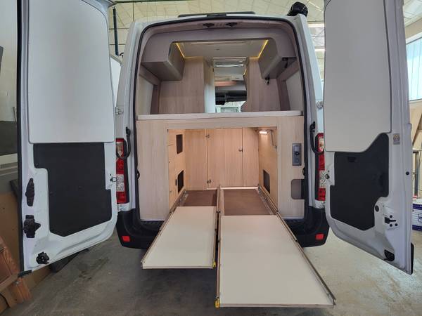 Glavna slika projekta Renault Master; praktično vozilo za delo in počitnice.